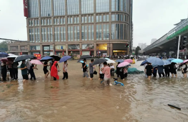 河南千年一遇的大暴雨停下之前，作为普通人，我们可以做什么？